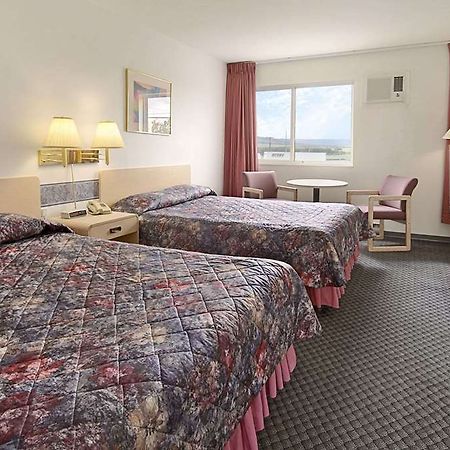 Ramada Limited Dawson Creek Hotel Szoba fotó
